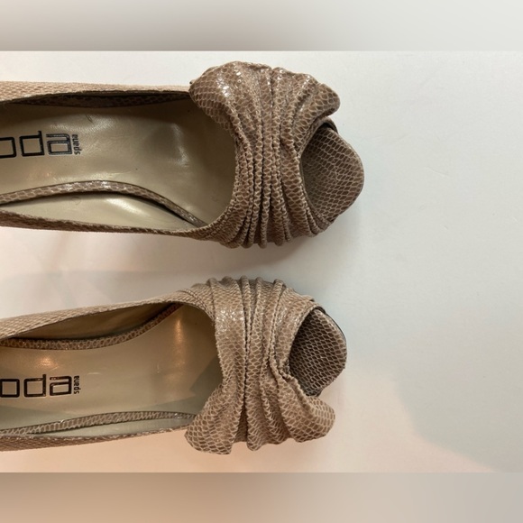 Moda Spana~Like New~Shimmery Taupe Faux Snakeskin Peep Toe Stilettos~Size 6 - Picture 2 of 14